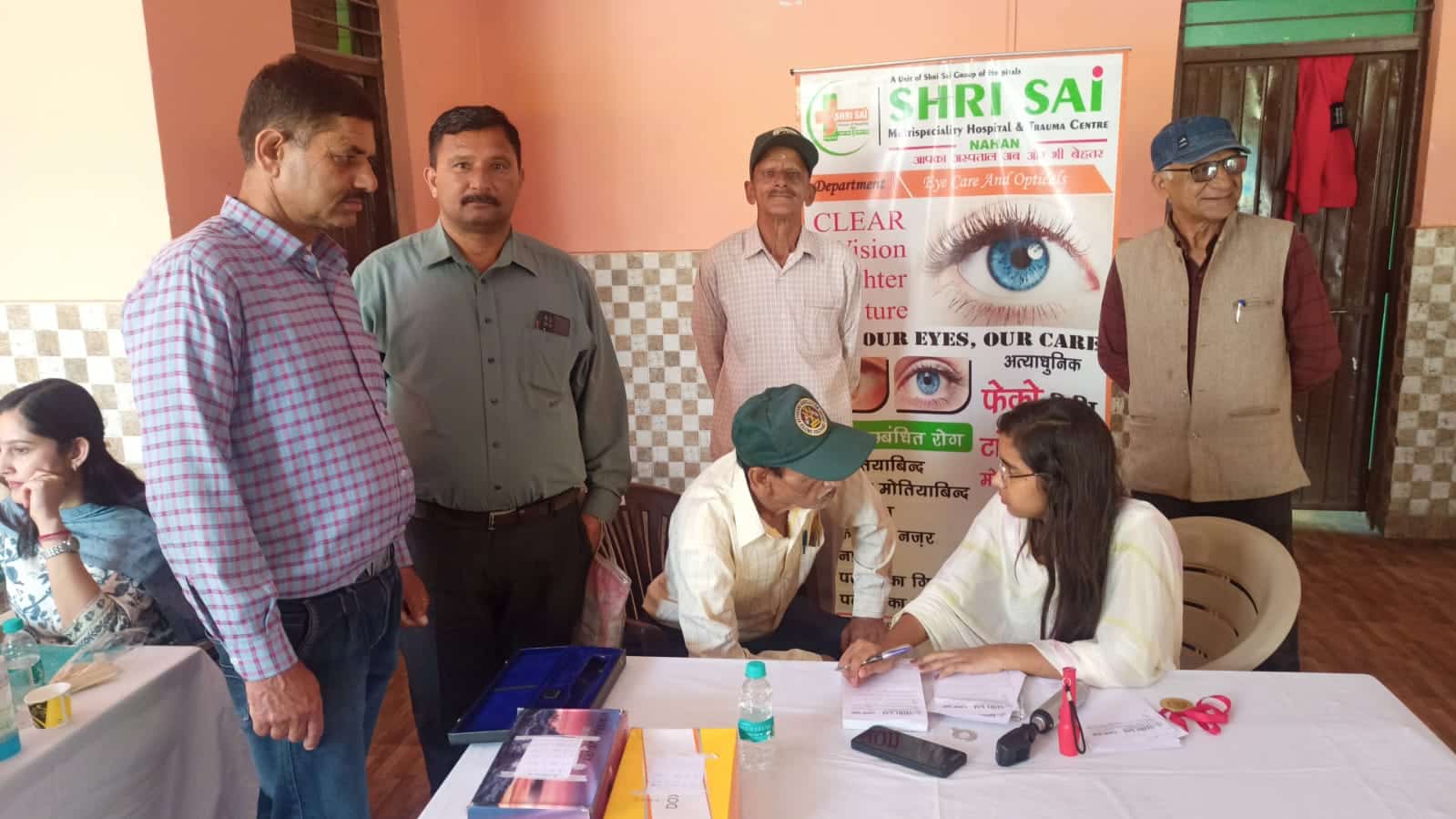 फ्री हैल्थ कैंप में अपना चेकअप करते लोग