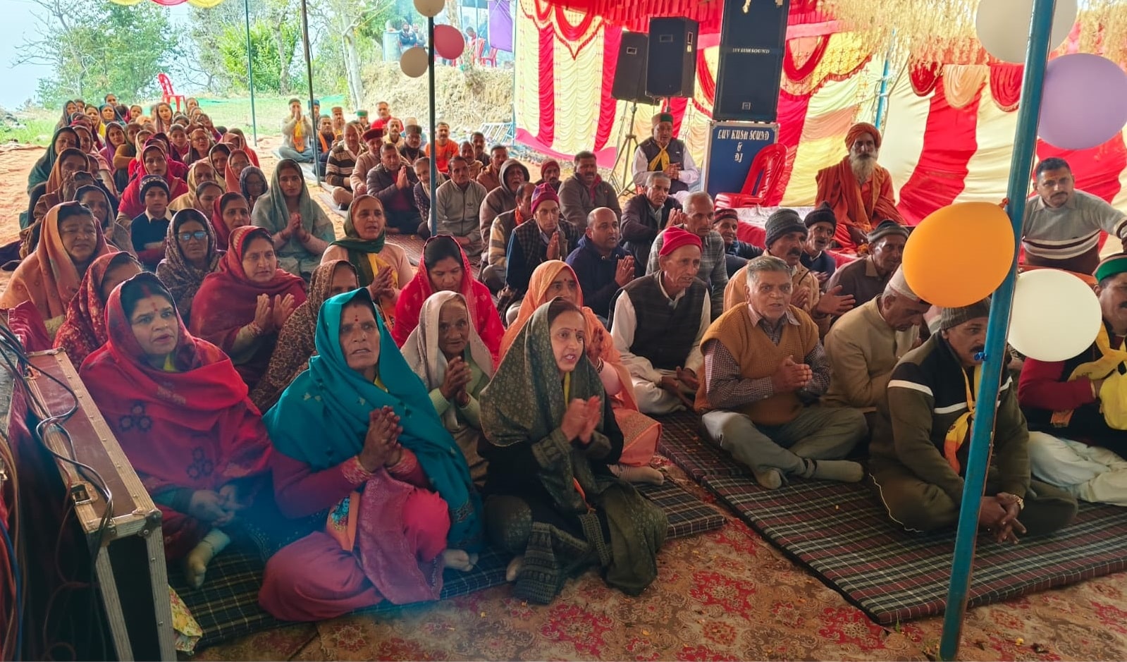 धगाना गांव में चल रहे दस दिवसीय श्री शिव महापुराण कथा ज्ञान यज्ञ के तीसरे दिन देवी संध्या की कथा का श्रवण करते भक्तगण