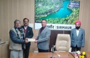 किसानों को उनकी फसल बीमा पॉलिसियां प्रदान करते उपायुक्त सिरमौर सुमित खिमटा