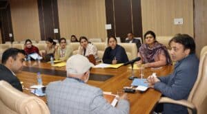 प्रधानमंत्री सूर्य घर मुफ्त बिजली योजना की बैठक लेते सहायक उपायुक्त