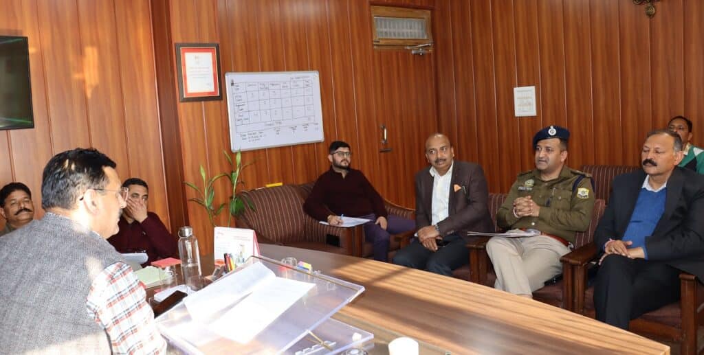 कार्यकारी उपायुक्त सिरमौर एल.आर.वर्मा की अध्यक्षता में सड़क सुरक्षा समिति की बैठक