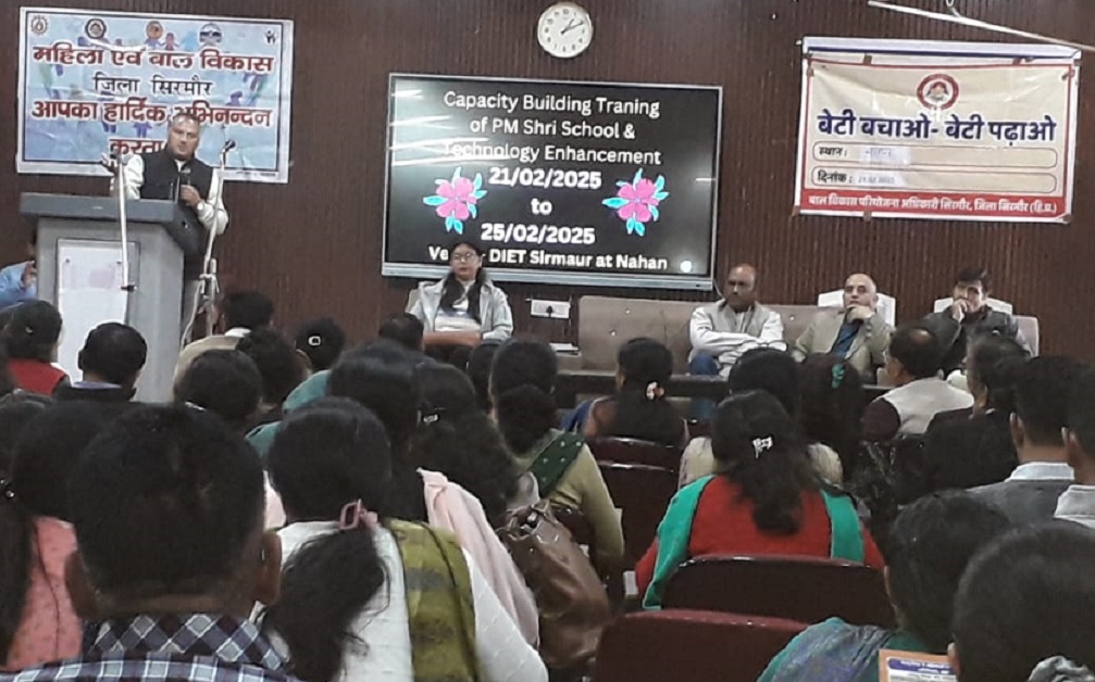 बेटी बचाओं बेटी पढ़ाओं योजना के तहत जिला मुख्यालय नाहन के जिला शिक्षा एवं प्रशिक्षण संस्थान में शिक्षकों के लिए एक दिवसीय प्रशिक्षण शिविर
