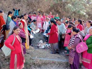 Sirmour news: Sirmourआंगनवाड़ी वर्कर्ज एवं हेल्पर्ज यूनियन पच्छाद ने मजदूर विरोधी बजट 2025-26 की प्रतियाँ जला कर की सम्मेलन की शुरुवात