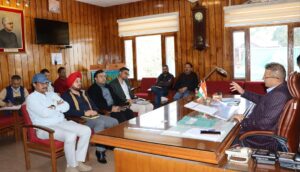 राष्ट्रीय उच्च मार्ग 707, पांवटा से गुम्मा तक सड़क को चैड़ा करने के दौरान होने वाले नुक्सान के संदर्भ में बैठक करते उपायुक्त सिरमौर