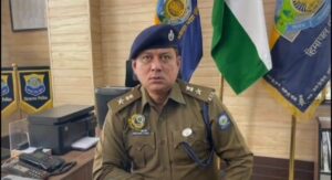 मिडिया से बातचीत करते नवनियुक्त एस.पी.जिला सिरमौर निश्चिंत सिंह नेगी