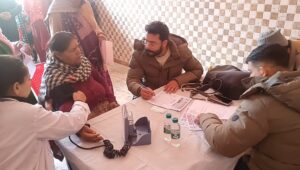 हेल्प पेज इंडिया के सौजन्य से सराहाँ में निशुल्क विशेष स्वास्थ्य शिविर में जाँच करवाते मरीज