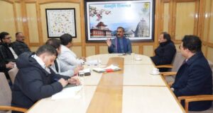 मुख्यमंत्री सुखविंदर सिंह सुखु बैठक करते हुए