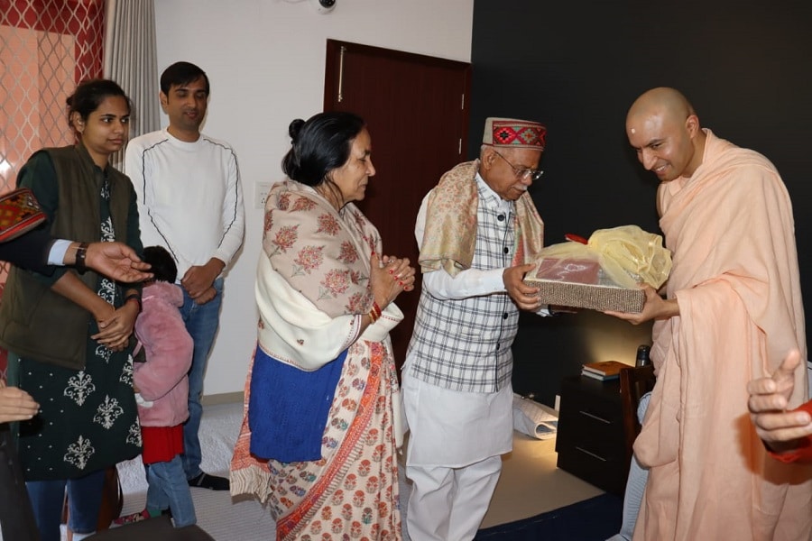 बद्रिका आश्रम के श्री हरि मंदिर में पूजा अर्चना करते राज्यपाल शिव प्रताप शुक्ल