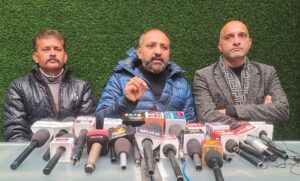 शिमला में पत्रकारवार्ता करते भाजपा प्रदेश मीडिया प्रभारी कर्ण नंदा