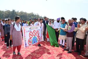 विद्यार्थियों की नशा मुक्ति रैली को हरी झंडी दिखाकर किया रवाना करते राज्यपाल श्री शिव प्रताप शुक्ल
