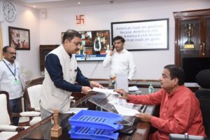 सांसद सुरेश कश्यप ने केंद्रीय मंत्री नितिन गडकरी से भेंट करते हुए