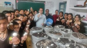 नारग के कृषि व्यावसायिक विषय के विद्यार्थियों ने विद्यालय के एक कक्ष में उगाई मशरूम