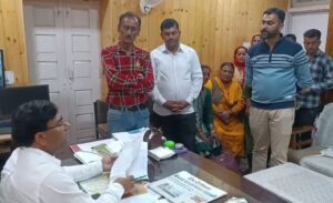 चुरवाधार क्षेत्र का एक प्रतिनिधिमंडल मंडल पंचायत प्रधान शीतल शर्मा की अध्यक्षता में एस डी एम राजगढ़ राज कुमार ठाकुर से मिला