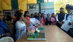 किसान मेले में छात्राओं द्वारा आम जनता की शिक्षा के लिए लगाए गए विभिन्न स्टॉलों का अवलोकन