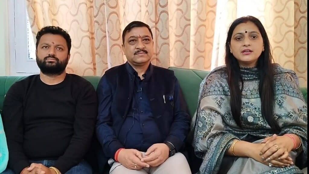 राजगढ़ में सांसद व विधायक पत्रकार वार्ता करते हुए