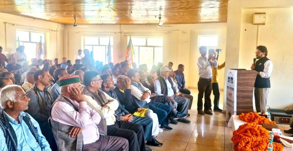 जिला सिरमौर के पच्छाद उपमंडल मुख्यालय सराहां में भाजपा कार्यकर्ताओं के सम्मेलन को संबोधित करते पूर्व केन्द्रीय मंत्री अनुराग ठाकूर