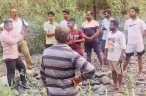 सीमावर्ती राज्यों से आ रहे हुड़दंगी युवाओं को समझाते पंचायत प्रधान यादराम शर्मा