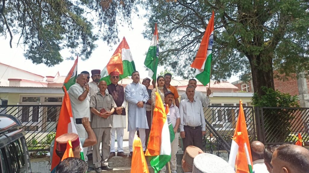 उपमंडल पच्छाद मुख्यालय सराहां में शिमला संसदीय क्षेत्र से सांसद सुरेश कश्यप के नेतृत्व में निकाली तिरंगा यात्रा