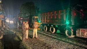 ओवरलोडिंग और अवैध खनन में संलिप्त टिपरों व डंपरों जैसे ट्रकों पर कार्रवाई करते हुए पुलिस