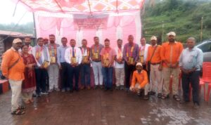 मुख्यातिथि द्वारा पेट्रोल पंप के विशेष ग्राहकों को ट्रॉफी देकर किया गया सम्मानित