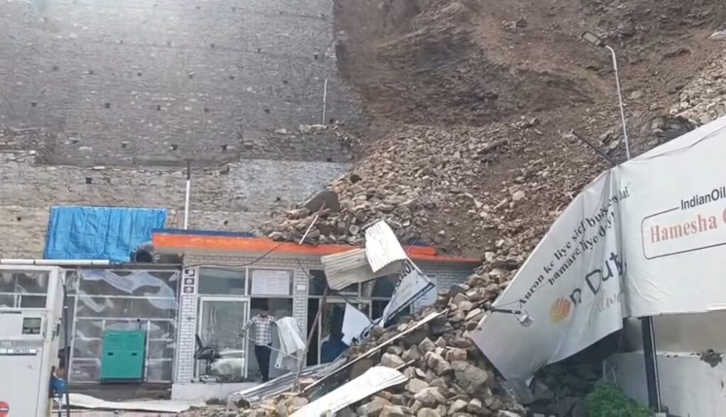 राजगढ़ के कोटली में भूस्खलन से पेट्रोल पंप के ऑफिस पर गिरा मलवा