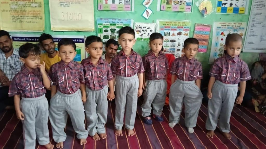 गुरु पूर्णिमा के अवसर पर आंगनवाड़ी केंद्र गढ़शाया में 7 बच्चे ड्रेस कोड में