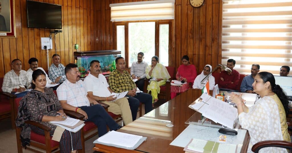 बैठक की अध्यक्षता करती उपायुक्त प्रियंका वर्मा