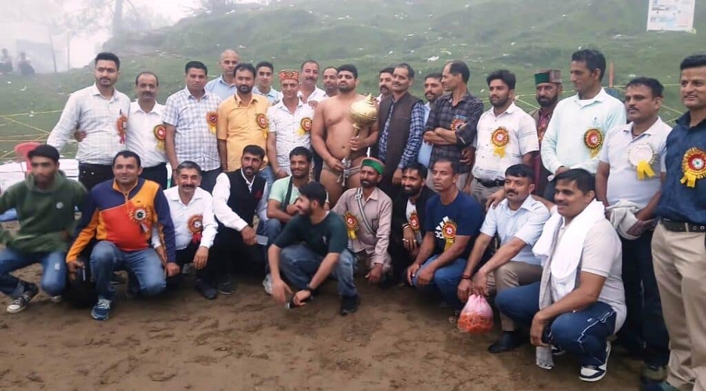 कुश्ती में 51 हजार की बड़ी माली रोहतक के सोमवीर ने चंडीगढ़ के आशीष को हरा कर जीती