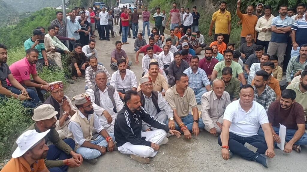 धरना प्र्दशन पर बैठे लोग