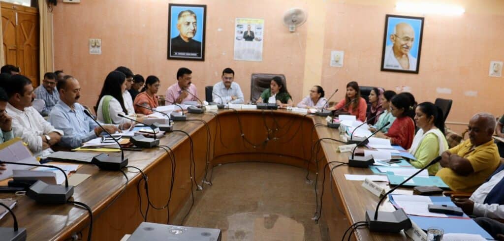 15वें वित्त आयोग के तहत वर्ष 2020-21 से 2024-25 तक जिला सिरमौर में चल रहे विभिन्न विकास कार्यो की समीक्षा बैठक