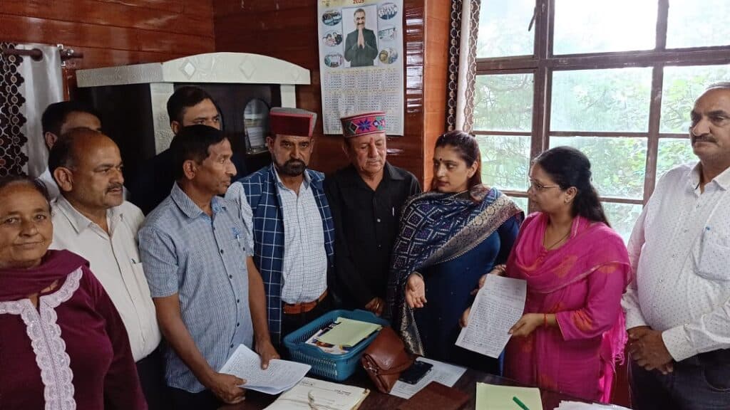 विधायक रीना कश्यप मुख्यमंत्री को एसडीएम पच्छाद के माध्यम से ज्ञापन देते हुए