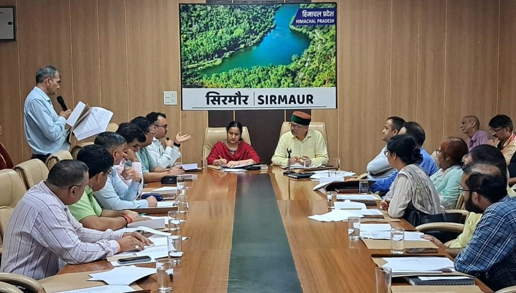 मेले के आयोजन से जुड़े विभिन्न प्रबंधों की समीक्षा बैठक में उपायुक्त सिरमौर एवं आयुक्त मंदिर न्यास त्रिलोकपुर प्रियंका वर्मा