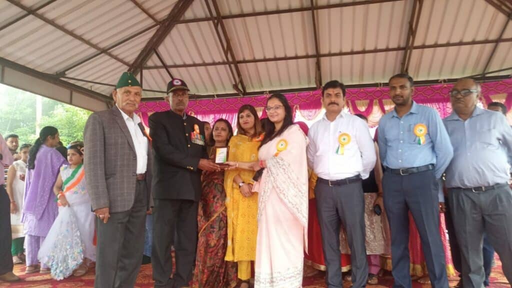 कार्यक्रम में पूर्व सैनिकों को सम्मानित करती एसडीएम डॉ प्रियंका चंद्रा
