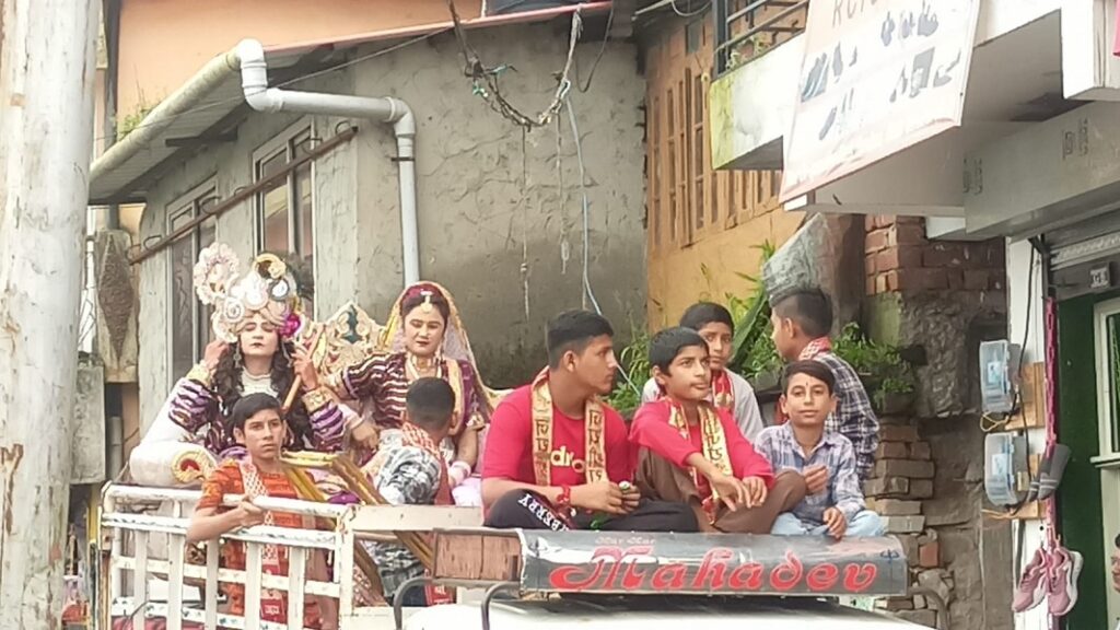 कृष्ण जन्माष्टमी के अवसर पर सराहाँ बाजार में निकाली गयी झांकी