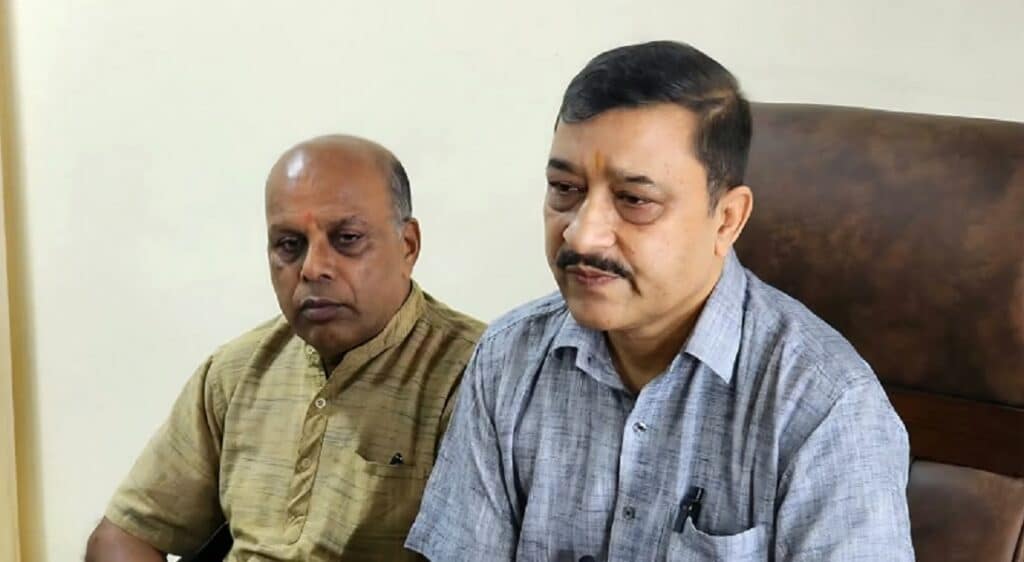 प्रेस वार्ता करते संसद सुरेश कश्यप