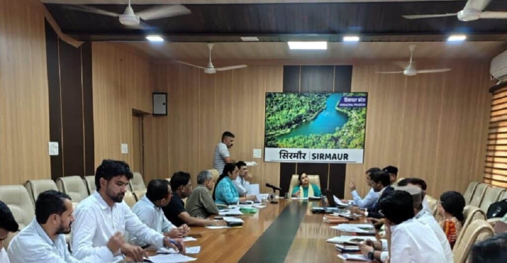 उपायुक्त सिरमौर प्रियंका वर्मा ने उपायुक्त कार्यालय के सभागार में जिला स्तरीय आधार निगरानी समिति की बैठक की अध्यक्षता करते हुए