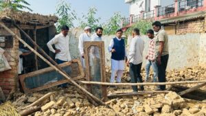 डा. बिन्दल ने मिश्रवाला पहुंच कर आपदा प्रभावित परिवार से बातचीत करते हुए