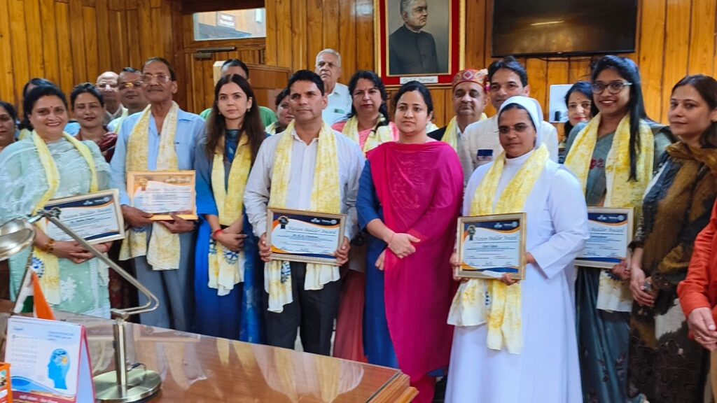 सम्मानित शिक्षकों के साथ उपायुक्त सिरमौर प्रियंका वर्मा
