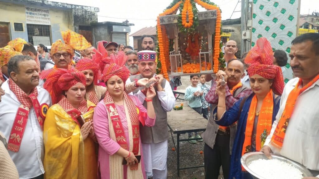 राज्यस्तरीय श्रीवामन द्वादशी मेला सराहाँ में पालकी को कंधा लगाकर शौभायात्रा में भाग लेती उपायुक्त प्रियंका वर्मा