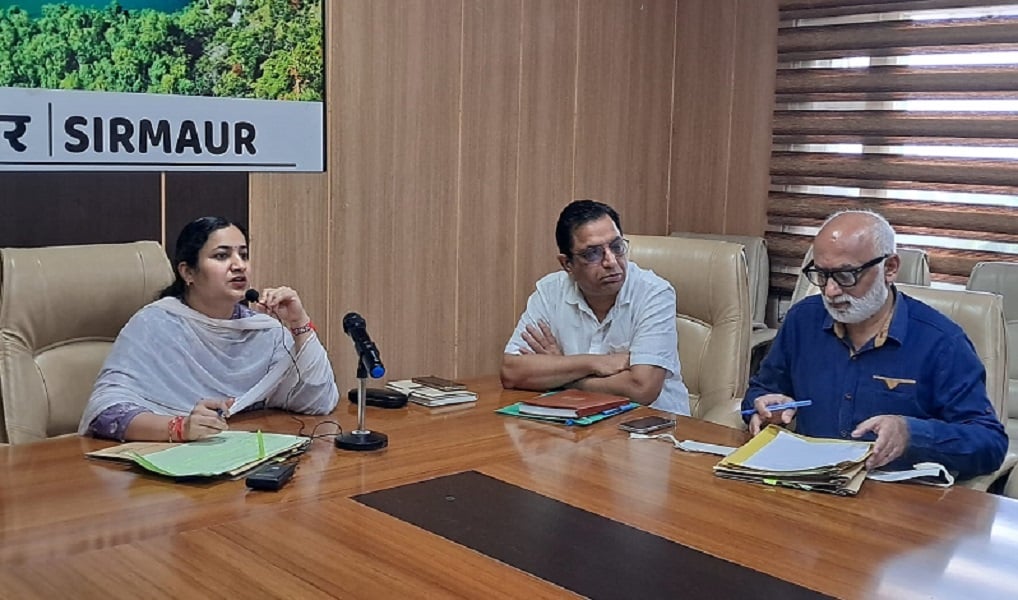 उपायुक्त सिरमौर प्रियंका वर्मा की अध्यक्षता में आज यहां प्रधानमंत्री सूर्य घर मुफ्त बिजली योजना के सफल क्रियान्वयन के लिए गठित जिला स्तरीय समिति की बैठक