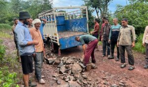 पंजपीर से धमेशा सड़ाका को ठीक करते ग्रामीण