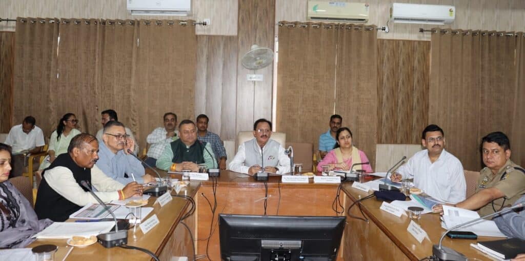 जिला सिरमौर में आपदा के कारण हुए नुकसान तथा राहत कार्य की समीक्षा बैठक