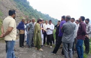 क्षतिग्रस्त सड़क का जायजा लेती विधायक रीना कश्यप