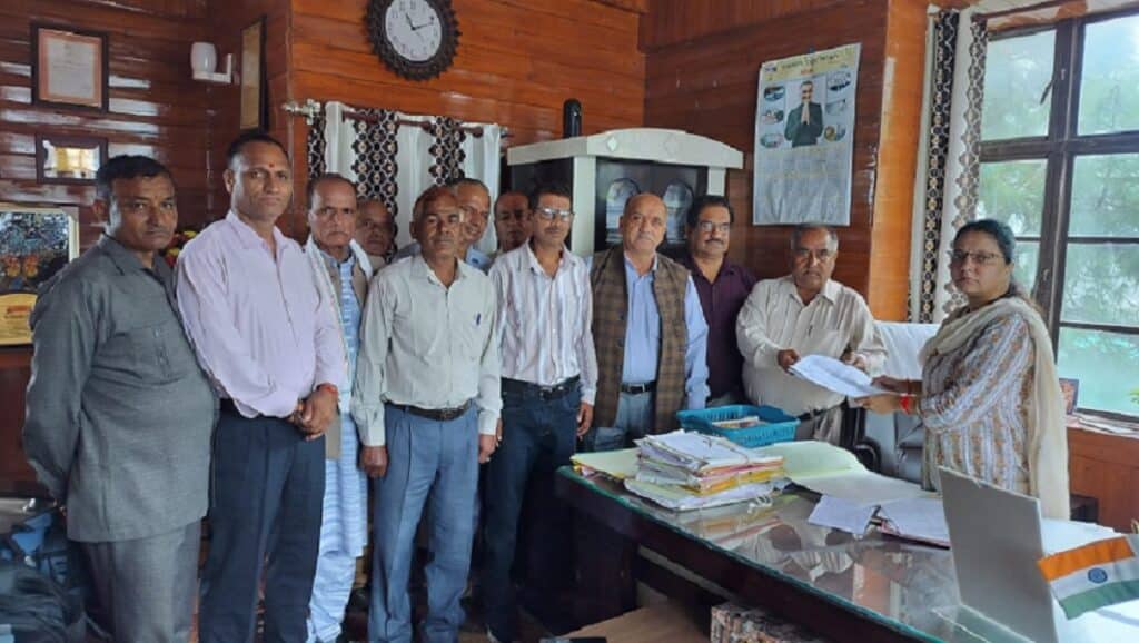 एसडीएम पच्छाद डॉ प्रियंका चंद्रा कोग्यापन सोंपते घिन्नीघाड विकास मंच के पदाधिकारी