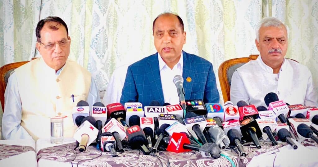 पत्रकार वार्ता करते नेता प्रतिपक्ष ठाकुर जयराम