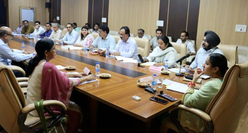 उपायुक्त की अध्यक्षता में यूको आरसेटी की जिला स्तरीय समीक्षा समिति एवं जिला सलाहकार समिति की त्रैमासिक बैठक