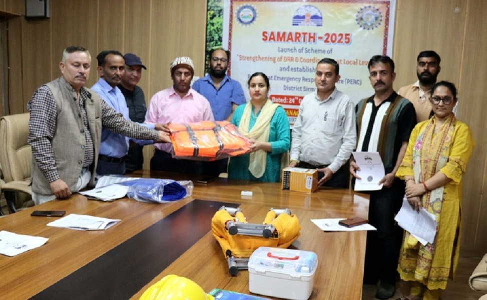 पंचायत प्रतिनिधियों को आपातकालीन प्रतिक्रिया किट प्रदान करती उपायुक्त सिरमौर प्रियंका वर्मा