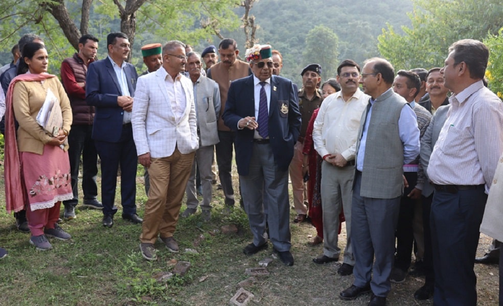 कोटला बड़ोग में बनने वाले आधुनिक नशा मुक्ति एवं पुनर्वास केंद्र स्थल का निरीक्षण करते स्वास्थ्य मंत्री डॉ. (कर्नल) धनी राम शांडिल