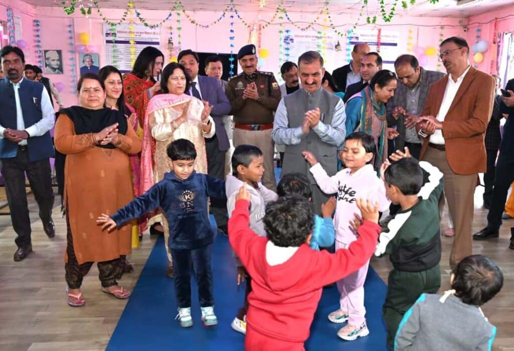 टूटीकंडी बाल आश्रम में बच्चों संग दिवाली मनाते मुख्यमंत्री