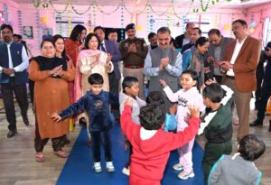 टूटीकंडी बाल आश्रम में बच्चों संग दिवाली मनाते मुख्यमंत्री